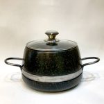 دیگ سنگی با دسته آهنی