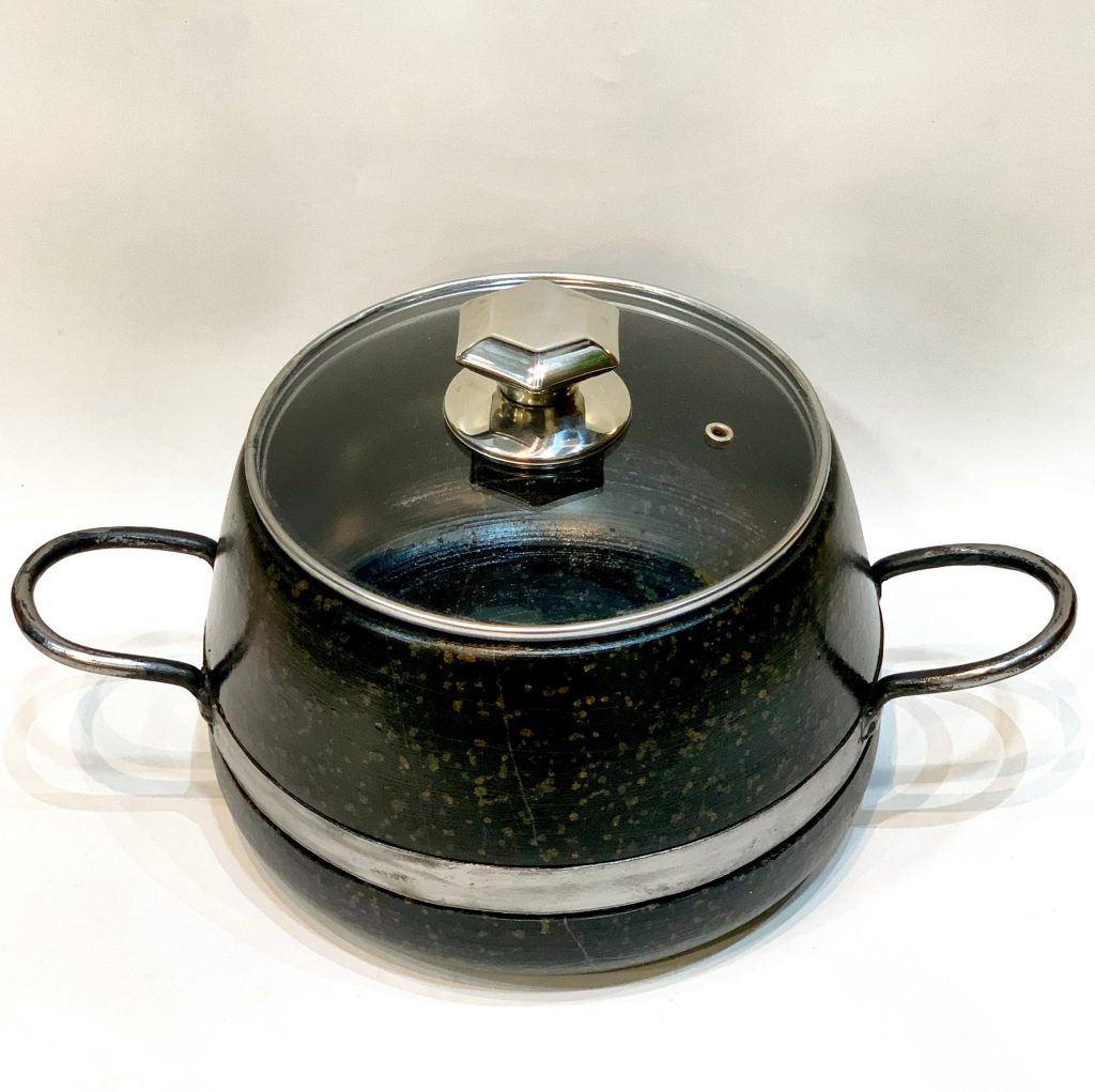 دیگ سنگی با دسته آهنی